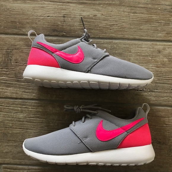Nike Other - Nike Youth Roshe One